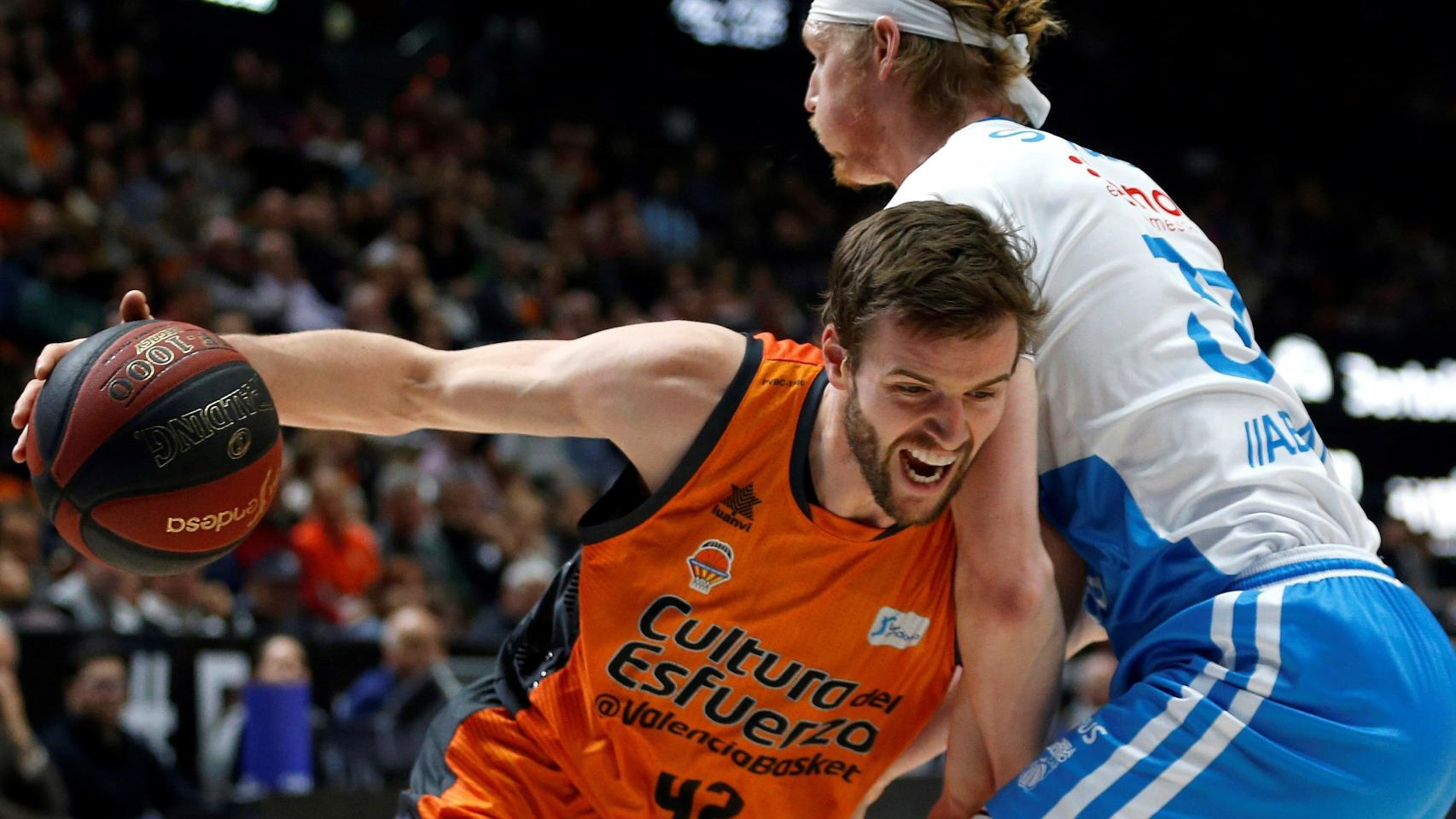 Kyle Singler defiende a Aaron Doornekamp en el Valencia Basket - Monbus Obradoiro