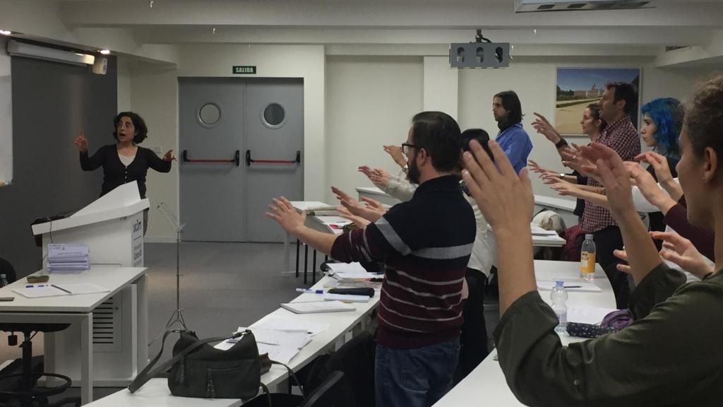 Nuria Fernández Herranz, con sus alumnos en una de las clases de gesto de dirección.