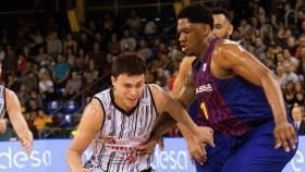 Paco Cruz supera a Kevin Seraphin en el Barcelona Lassa - Montakit Fuenlabrada