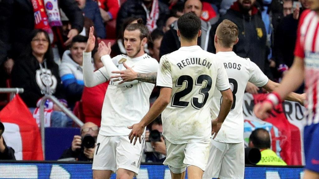 Bale celebra el 1-3 en el Metropolitano con sus compañeros.