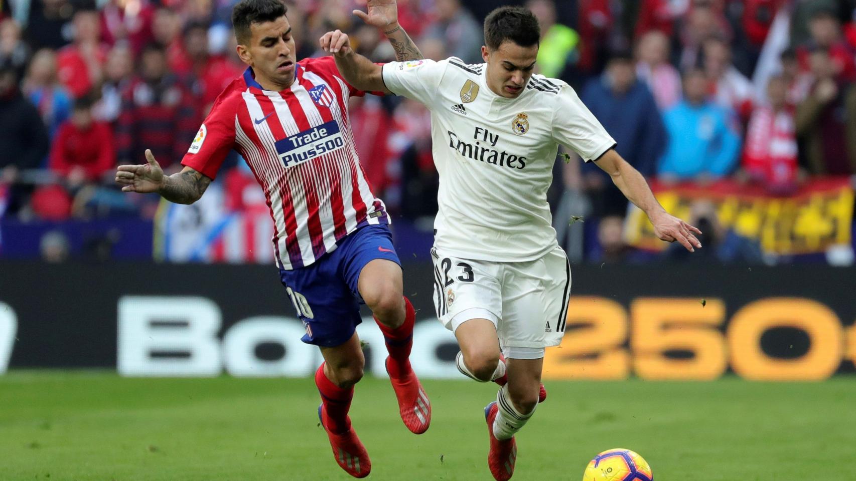 Reguilón durante el derbi madrileño