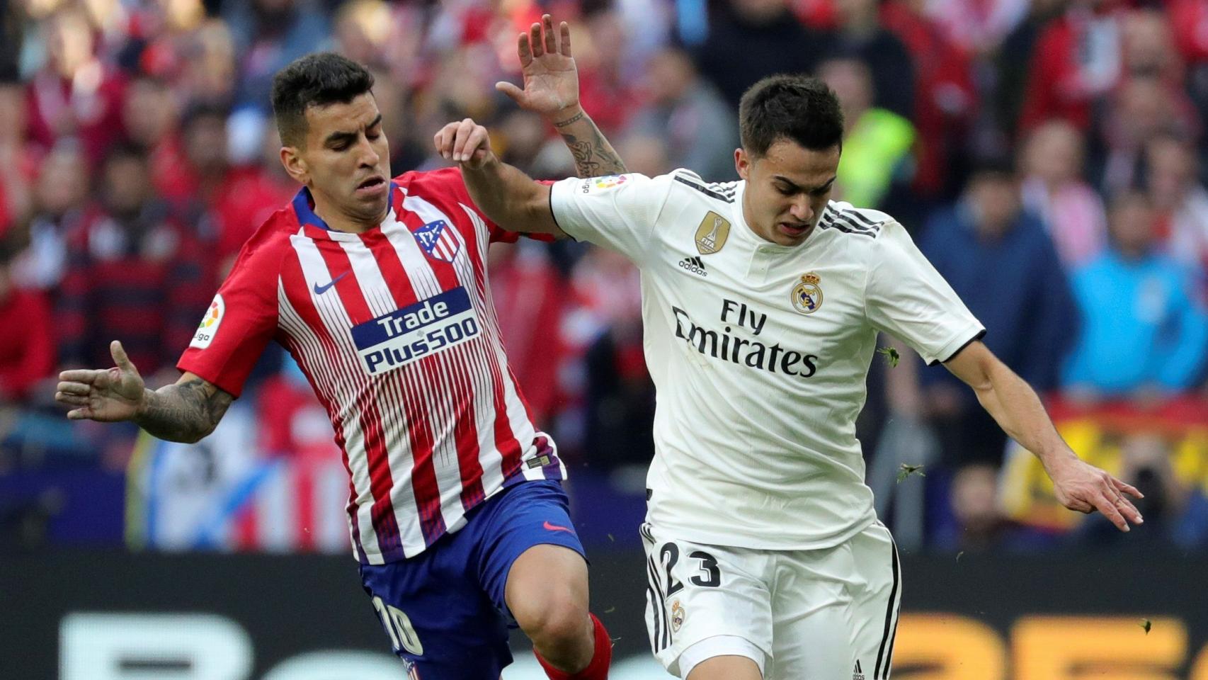 Reguilón durante el derbi madrileño