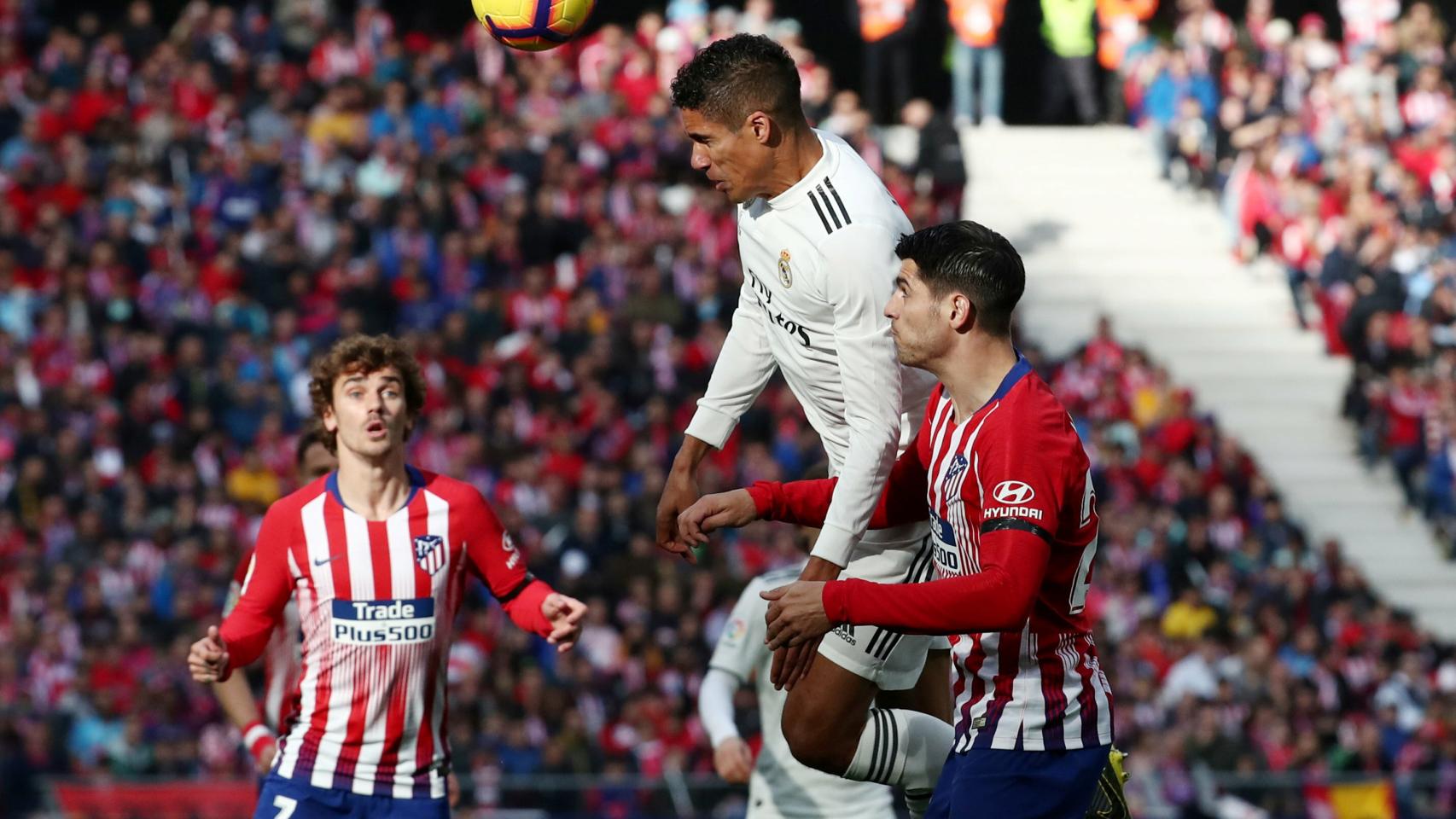 Varane supera a Morata en un balón aéreo