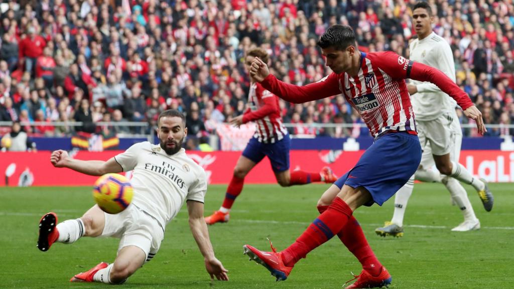 Carvajal intenta cortar un balón a Morata