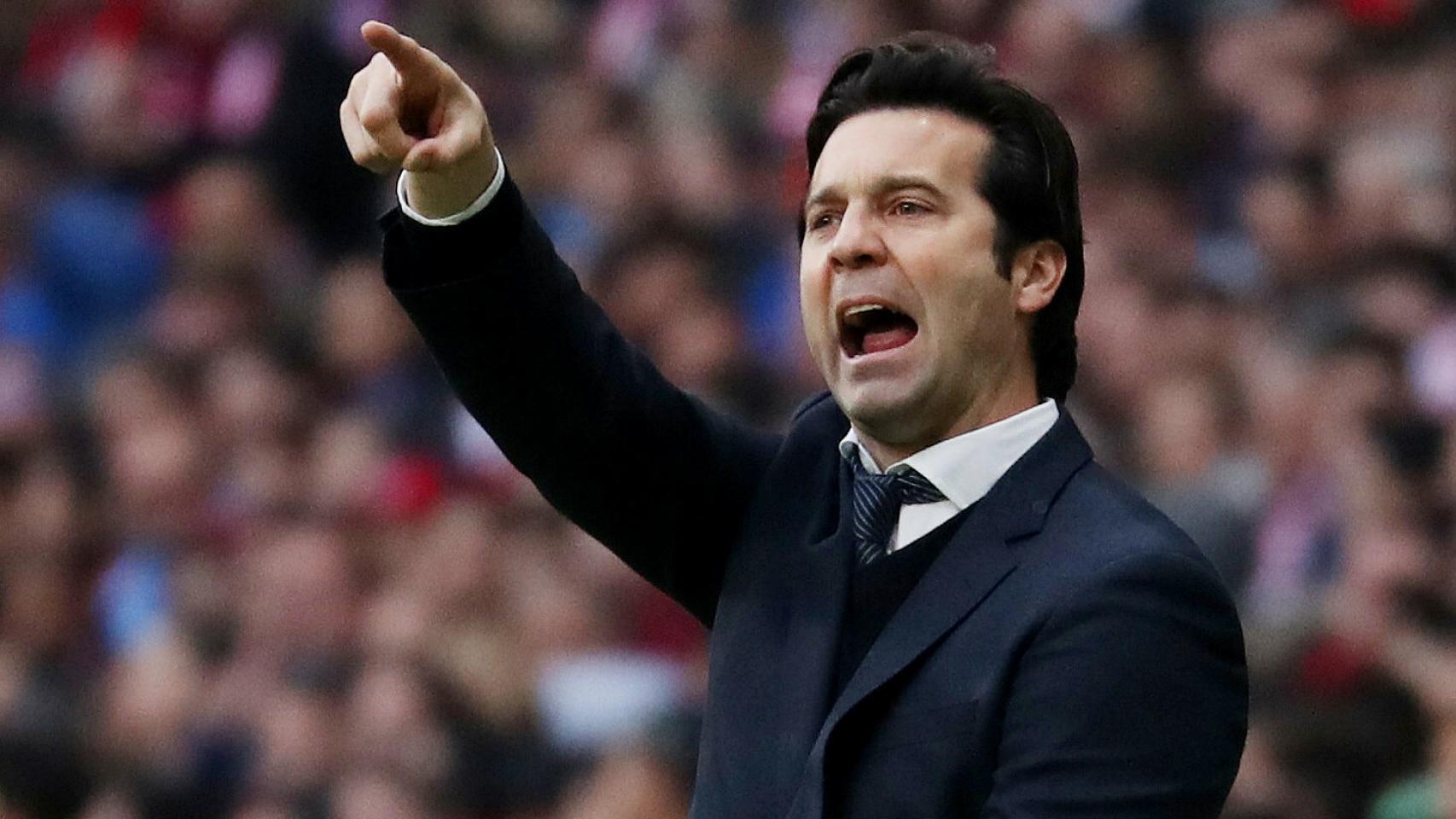 Santi Solari, dando órdenes a sus jugadores durante el derbi