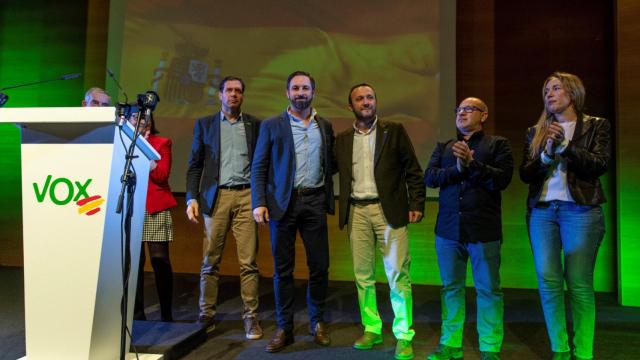 Santiago Abascal (2i), el presidente de Vox Toledo, Luis Miguel Núñez (c), y el candidato al Senado Francisco José Alcaraz.