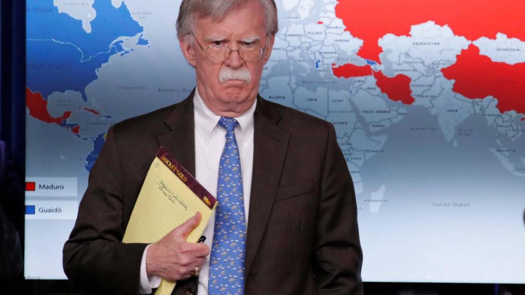 John Bolton, asesor de Seguridad Nacional de la Casa Blanca, posando con sus notas: 5.000 soldados a Colombia.