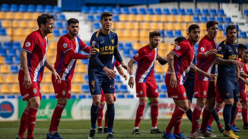 Los jugadores del UCAM Murcia y del Recreativo de Huelva durante una disputa del partido. Foto: ucamdeportes.com