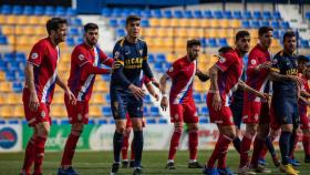 Los jugadores del UCAM Murcia y del Recreativo de Huelva durante una disputa del partido. Foto: ucamdeportes.com