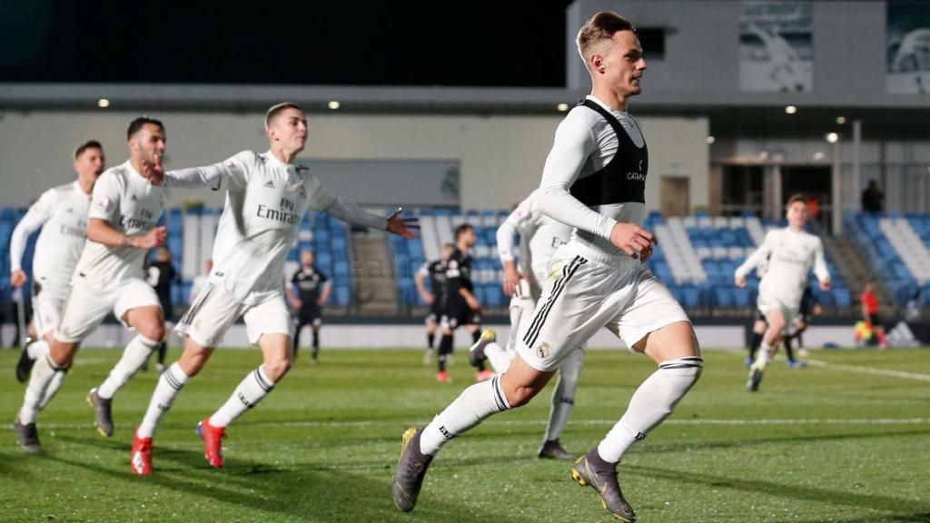 Los jugadores del Castilla celebran uno de los goles conseguidos ante la Cultural Leonesa