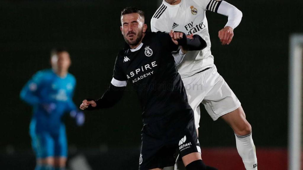 Disputa de un balón aéreo en el partido entre el Castilla y la Cultural Leonesa