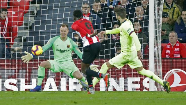 Iñaki Williams remata ante Ter Stegen en el Athletic - Barcelona de La Liga