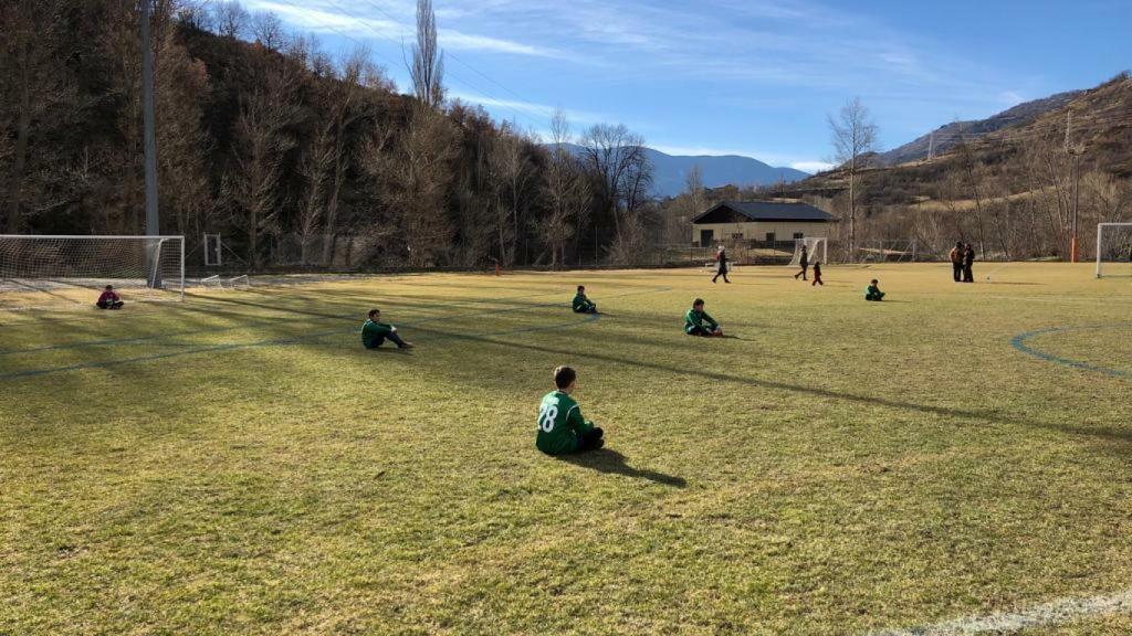 Un equipo de niños protesta por los insultos machistas hacia las jugadoras del Terrasa