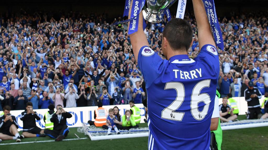 John Terry, en Stamford Bridge celebrando la Premier con el Chelsea. Foto: Instagram (@johnterry.26)