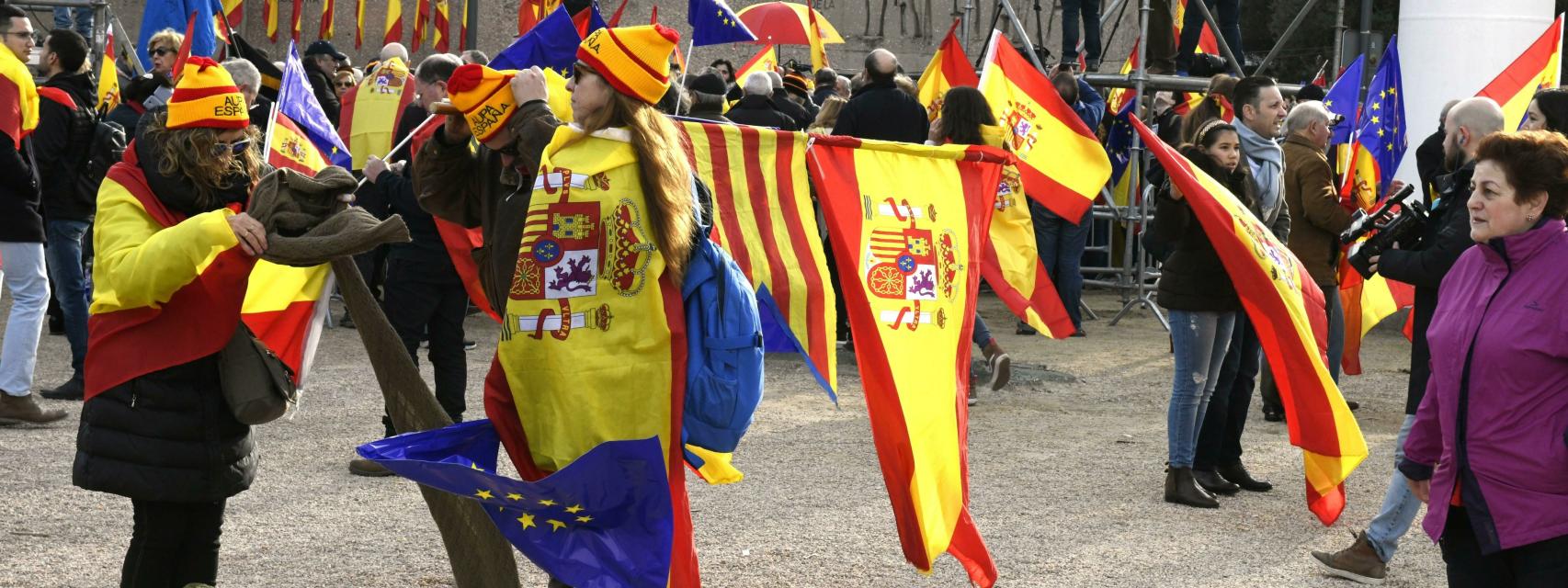 Manifestantes con banderas catalanas, españolas y europeas horas antes del inicio de la concentración en Colón.