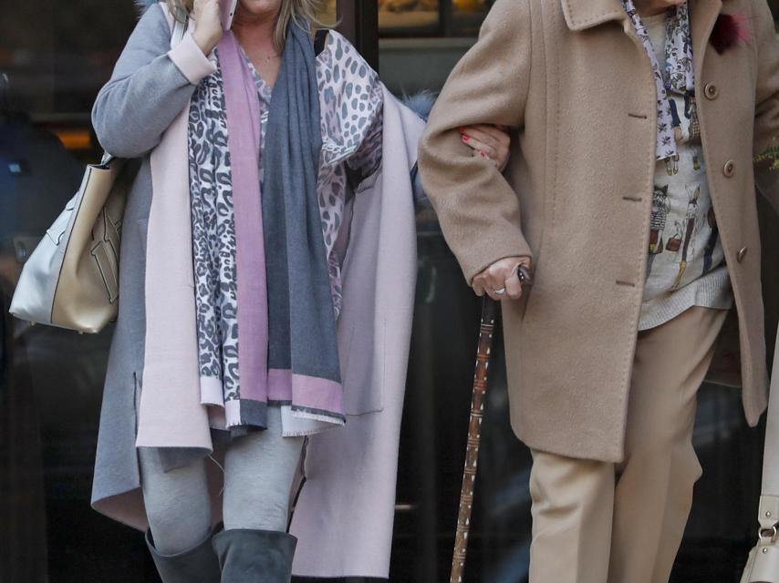 Lydia Lozano abandonando el hospital junto a su madre.