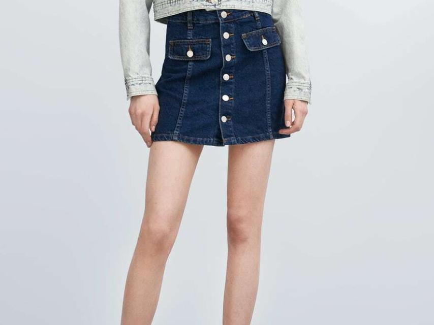 Minifalda vaquera de Zara.