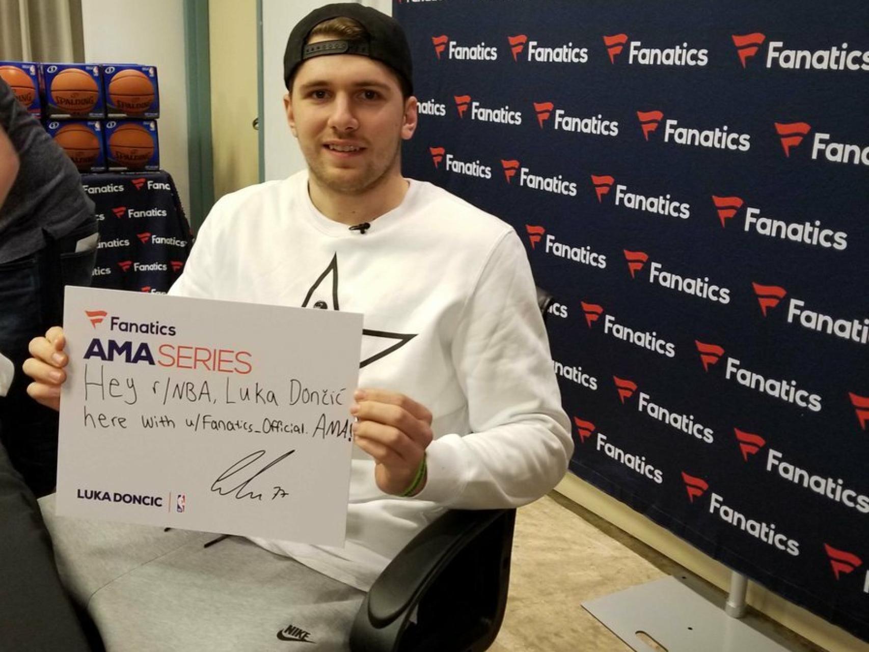 Doncic firmando con Fanatics. Foto: Twitter (@fanatics)