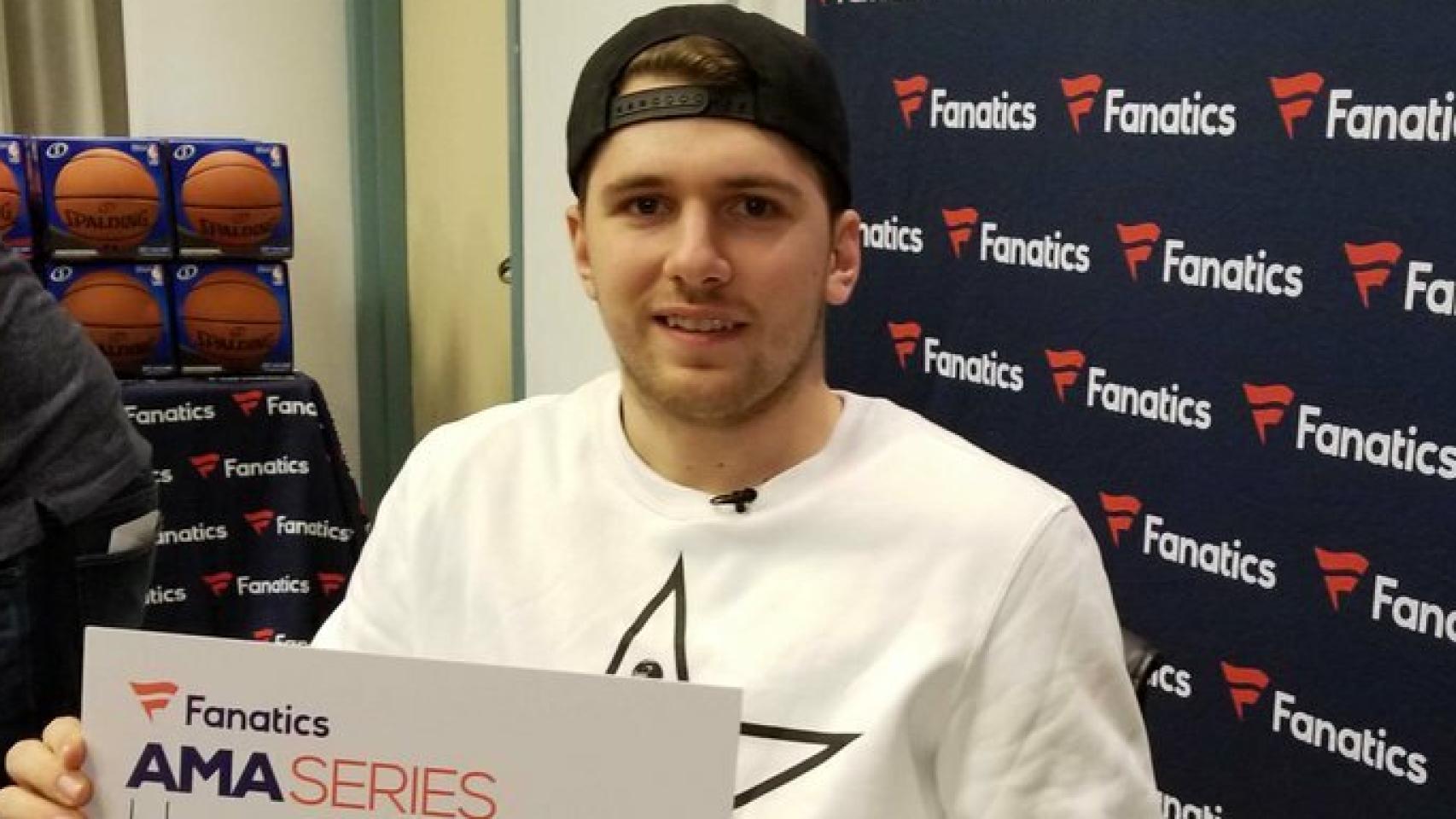 Doncic firmando con Fanatics. Foto: Twitter (@fanatics)