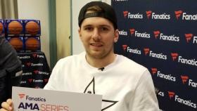 Doncic firmando con Fanatics. Foto: Twitter (@fanatics)