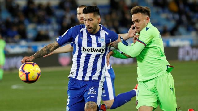 Roger y Maripán, durante el partido entre Alavés y Levante en La Liga