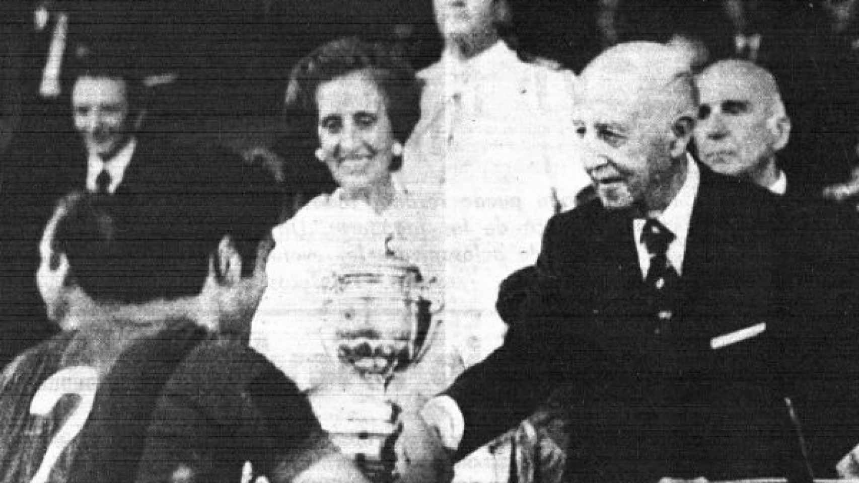Francisco Franco entrega la Copa del Generalísimo al Barcelona
