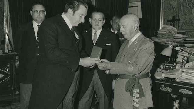 Agustín Montal, presidente del FC Barcelona, entrega a Francisco Franco la medalla de oro del club