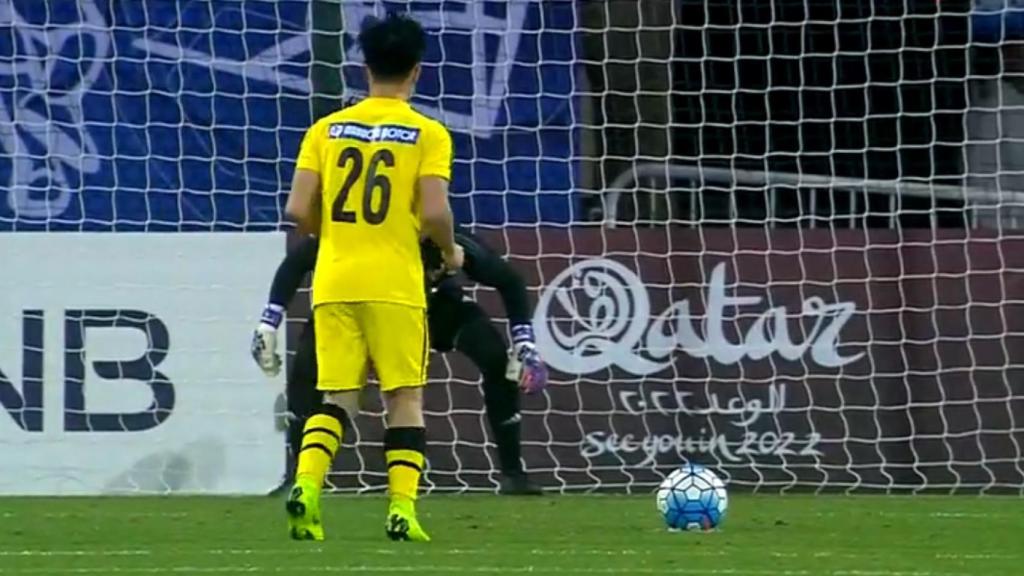 Momento en el que Saito lanza el penalti que supuso el primer gol del Kashima Antlers ante el Juvenil C del Real Madrid en el Torneo Al Kass