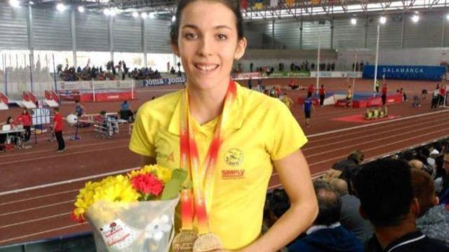 Marina Lobato posando sus medallas