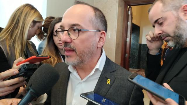 Carles campuzano, portavoz del PDeCAT, atiende a la prensa en los pasillos del Congreso.