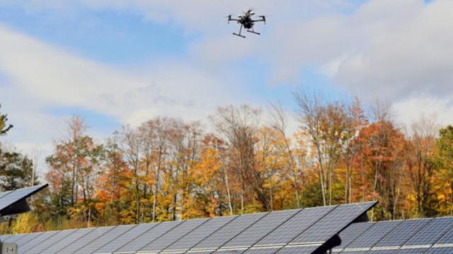 Uno de los drones de esta spin off del MIT sobrevolando una 'granja' de paneles solares.