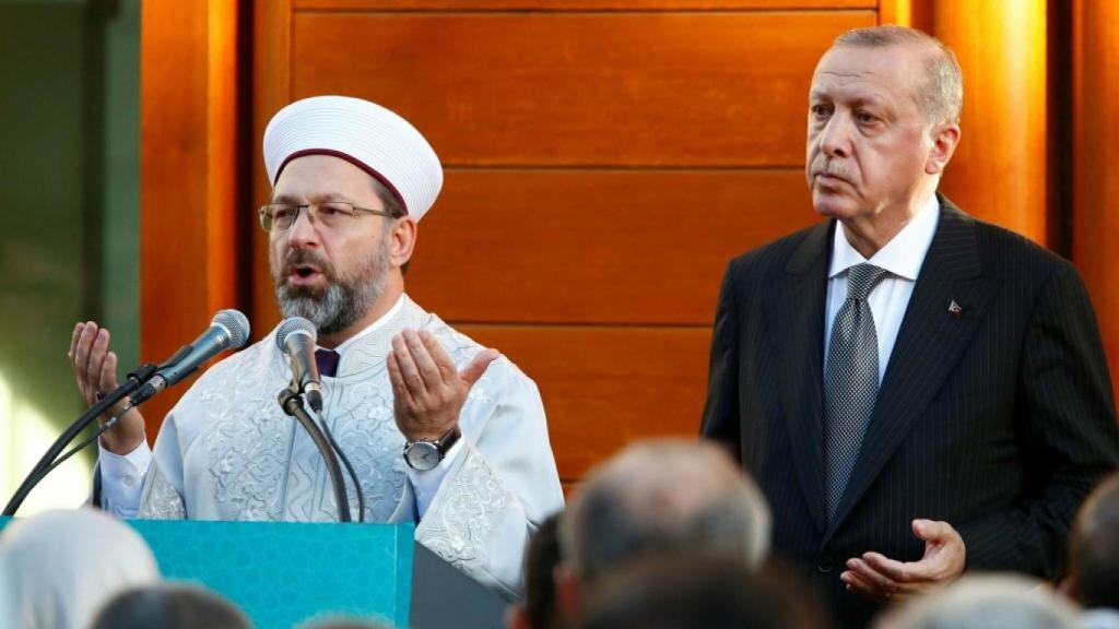 Erdogan reza mientras asiste a la inauguración oficial de la Mezquita Central de Colonia, Alemania (2018)