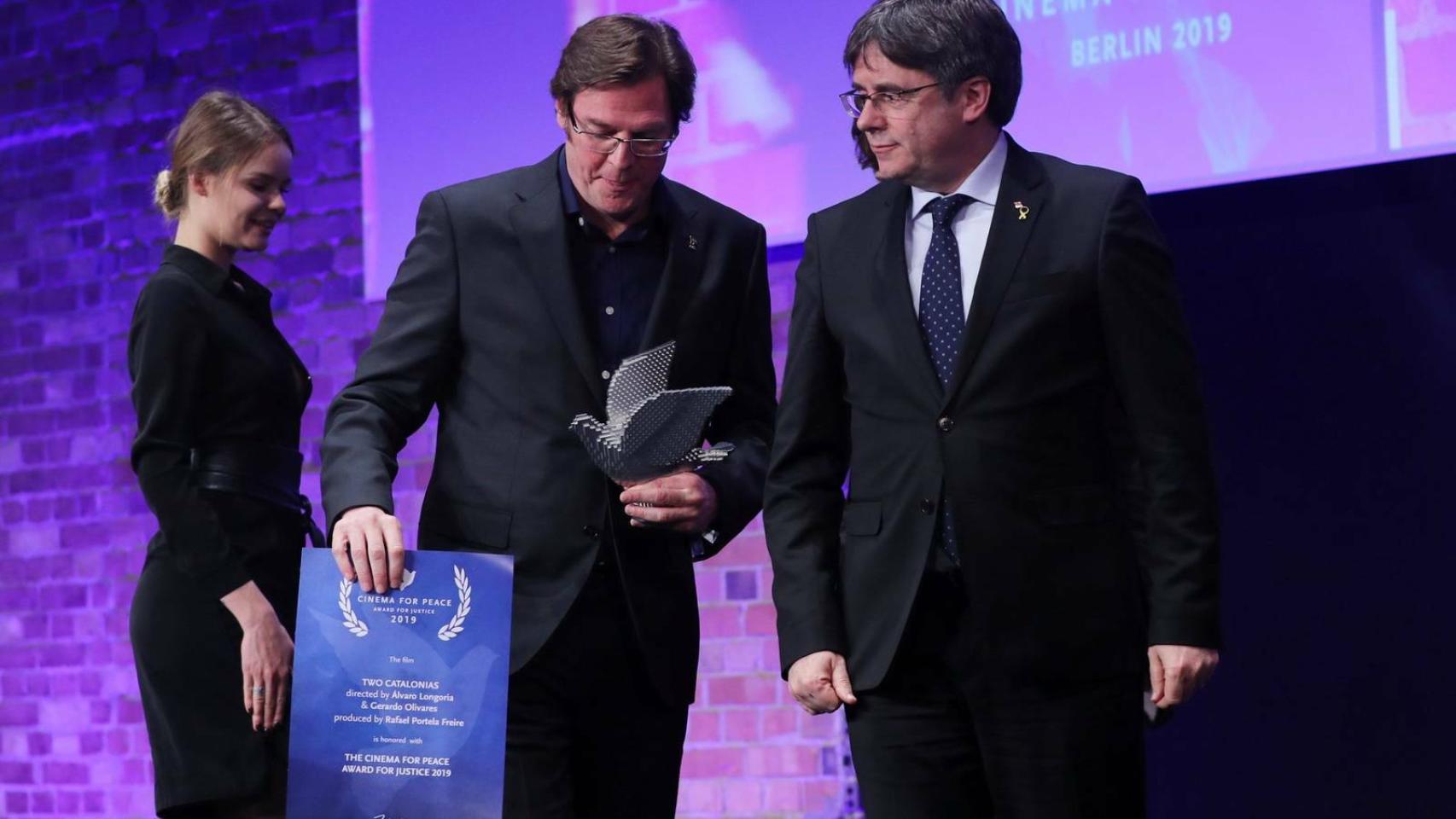 Álvaro Longoria, uno de los directores de 'Dos Cataluñas', y Puigdemont, al entregarle el premio.