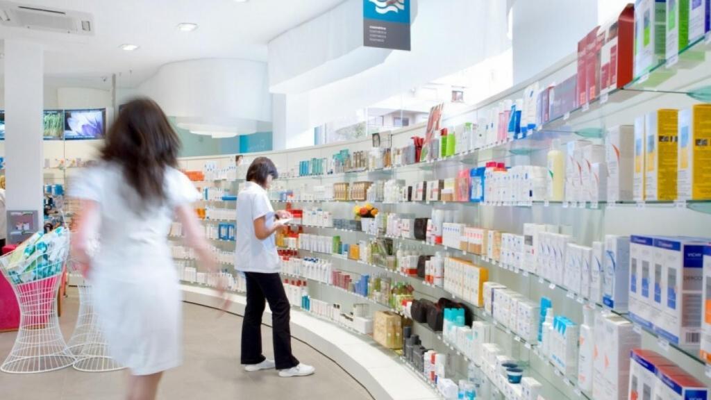 El interior de una farmacia.