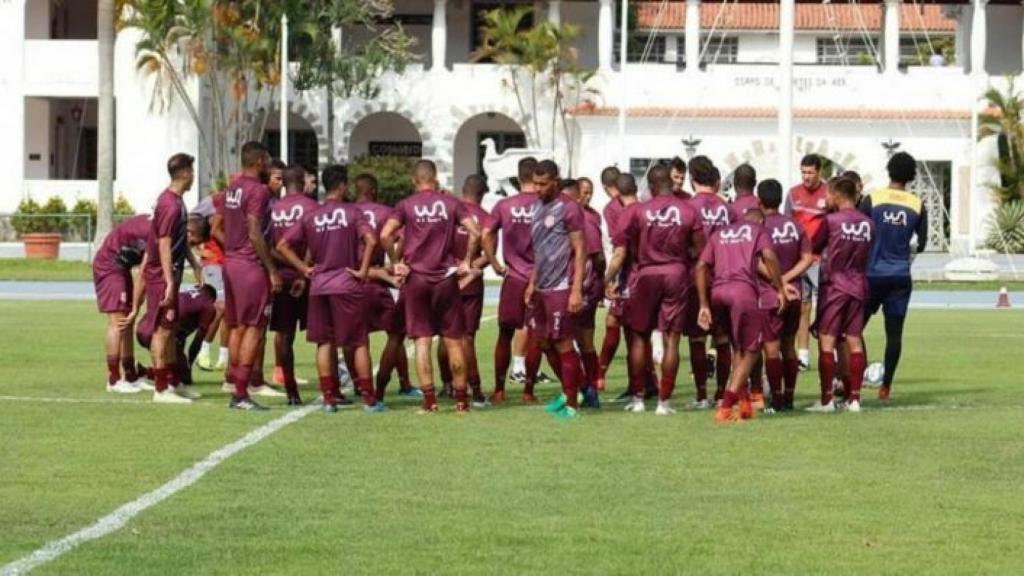 Los jugadores del Bangú entrenándose en la sede militar incendiada. Foto: Bangú