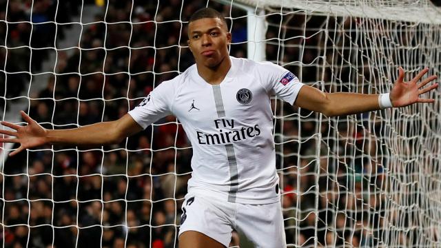 Kylian Mbappé celebra su gol con el PSG al Manchester United en Old Trafford