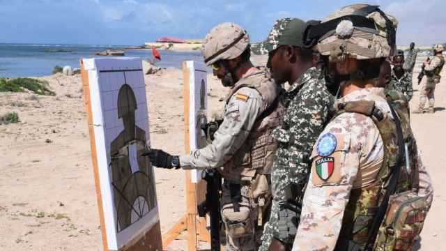 Un militar español y uno italiano, en un ejercicio de adiestramiento del Ejército somalí.
