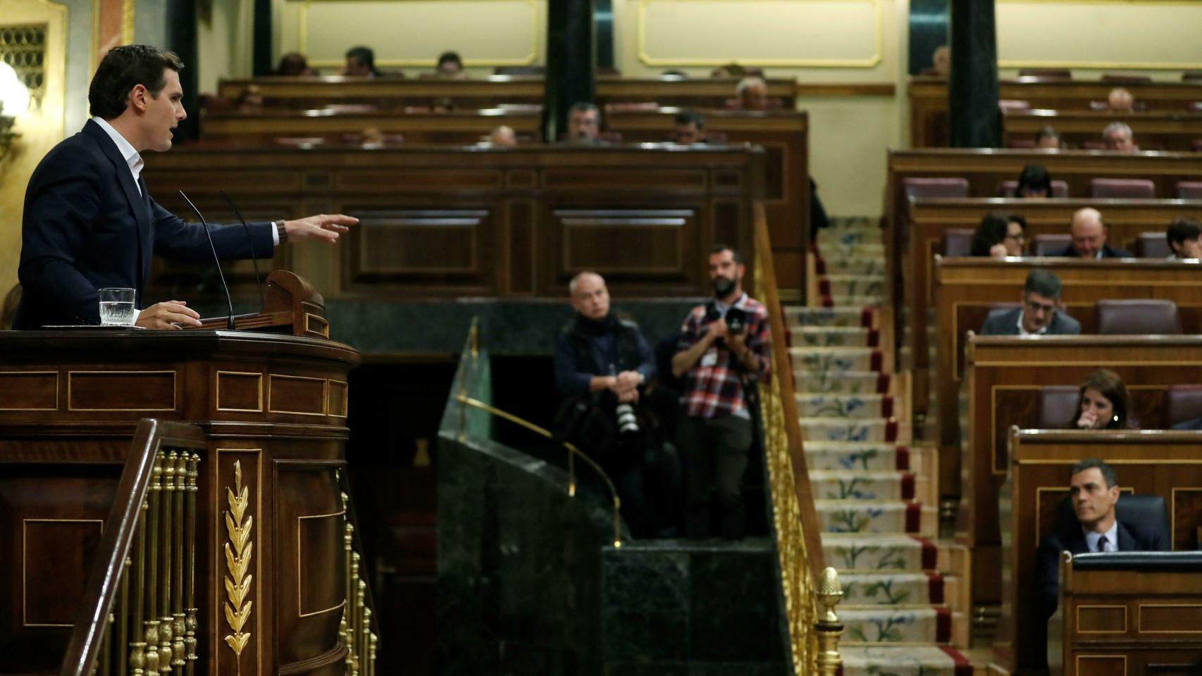 Albert Rivera se dirige a Sánchez durante el debate presupuestario en el Congreso.