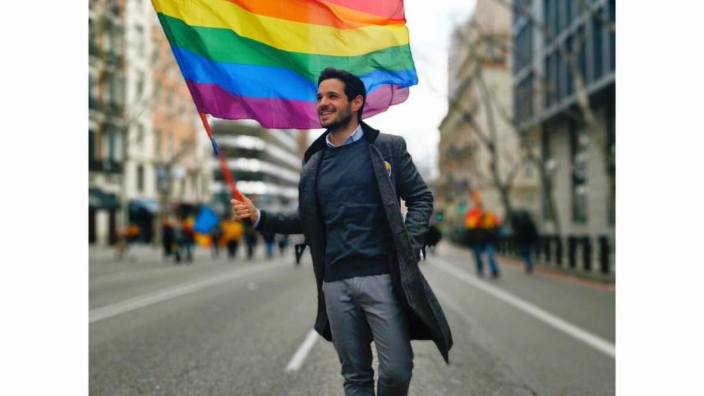 Pablo Sarrión, en pleno centro de Madrid, con la bandera del arcoíris.