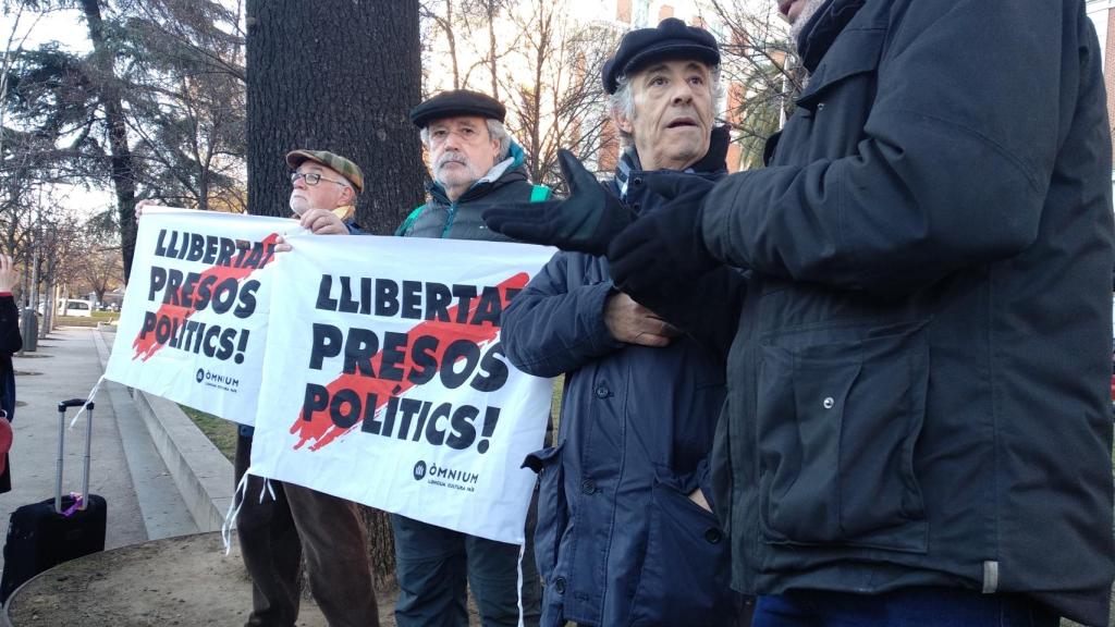 Manifestantes a favor de los políticos juzgados en el Supremo.