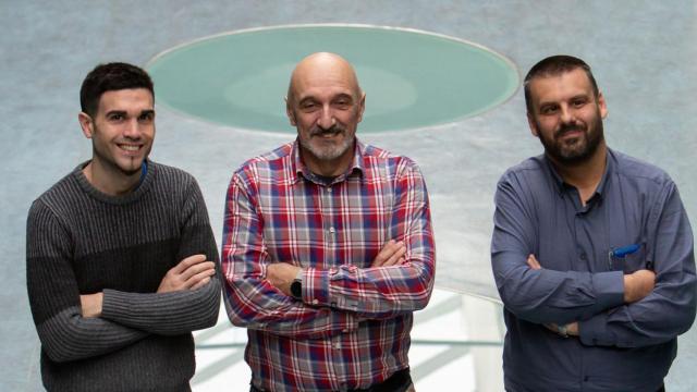 Los investigadores José Antonio Sanz, Humberto Bustince y Javier Fernández, en el campus de la UPNA.