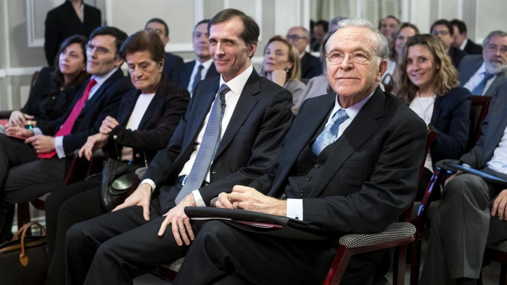 Isidro Fainé, presidente fundador de la AED, Jordi Canals, Adela Cortina, Alberto Durán y Rosa García, miembros de la comisión de ética.