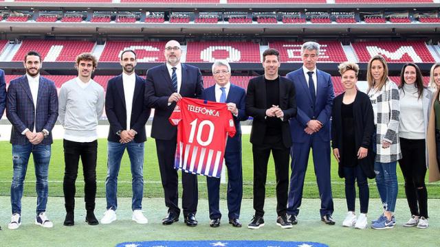 Directivos del Atlético de Madrid y de Telefónica durante la presentación del acuerdo.