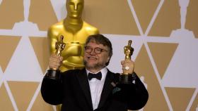 Guillermo del Toro con sus Oscar en la gala del año pasado.