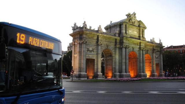 Autobús de la línea 19 de Madrid en la Puerta de Alcalá.