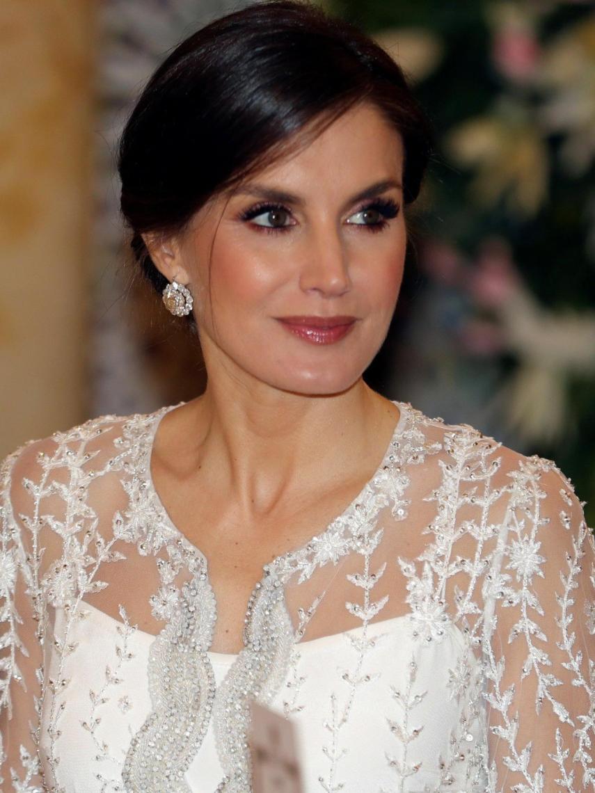 La reina Letizia con moño bajo y maquillaje sencillo.