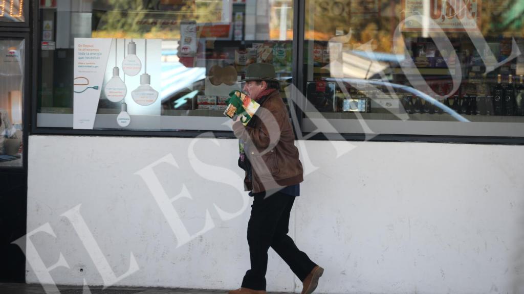 Charly, marido de Lydia Lozano, entrando en una gasolinera