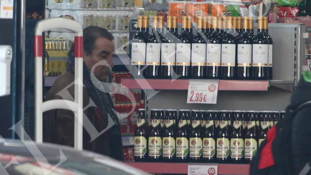 Charly comprando en la gasolinera