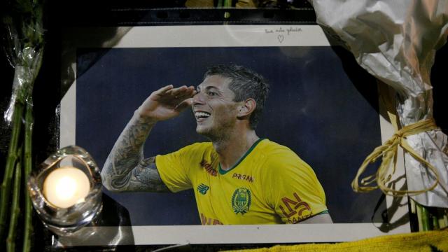 Homenaje dejado fuera del estadio del Nantes para Emiliano Sala.