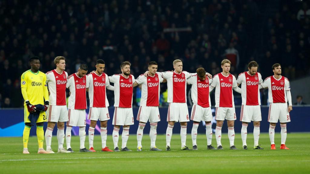Los jugadores del Ajax, durante el minuto de silencio en honor de Emiliano Sala
